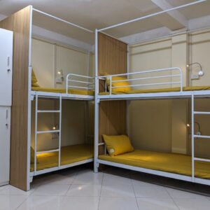 Giường tầng sắt homestay khung rèm có vách gỗ GS 30